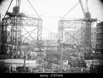 Baustelle des neuen General Post Office, Auckland, Neuseeland, und Grundsteinzeremonie, Baustelle des neuen General Post Office, Queen Street, Auckland, Neuseeland, fotografiert während der Grundsteinlegung am 1. August 1910. Gebäude in der Zollstraße sind hinter dem Mobilkran auf der rechten Seite zu sehen Stockfoto