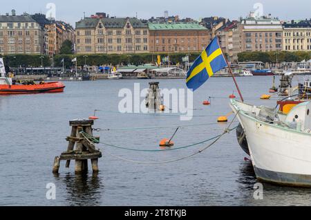 Stockholm, Schweden: Blick von der Skeppsholmsbron-Brücke nach Strandvägen, Boote im Hafen Stockfoto