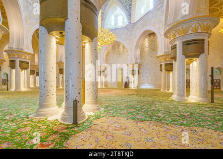 Die große Moschee der Scheich-Zayed-Moschee in Abu Dhabi, der Hauptstadt der Vereinigten Arabischen Emirate Stockfoto