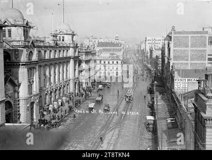 Lower Queen Street, Auckland, Neuseeland, Blick auf die Queen Street von einem hohen Aussichtspunkt in der Nähe des General Post Office und des Queen Street Bahnhofs in der Lower Queen Street. Das Waverley Hotel neben dem Postamt und das Thames Hotel an der Kreuzung mit der Customs Street ist zu sehen. Auf der rechten Seite gegenüber dem Postamt befindet sich Sandford Ltd Weitere identifizierbare Gebäude sind das Waitemata Hotel, das Smeeton's Building und die New Zealand Insurance Co. Ltd Eine Reihe von Autos, Wagen, Lastwagen und Straßenbahnen sind in der Lower Queen Street zu sehen. Stockfoto