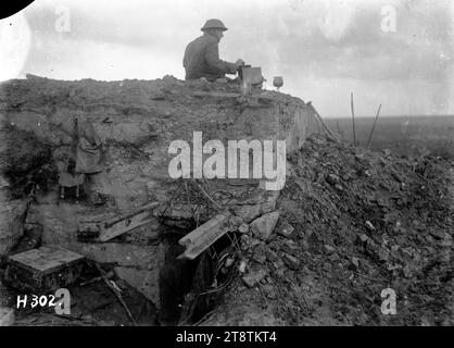 Neuseeländischer Weltkriegs-1-Signalgeber auf einer deutschen Ausgrabung in Belgien, unbekannter Neuseelands Weltkriegsführer auf einer deutschen Ausgrabung, Gallipoli Farm, Belgien, 12. Oktober 1917. Foto aufgenommen Stockfoto