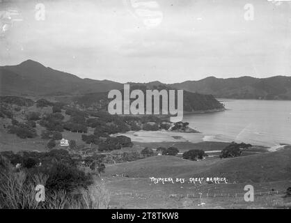 Blick auf Tryphena Bay und Parkland House, Great Barrier Island, Blick auf Tryphena Bay auf der rechten Seite, mit Parkland House auf der linken Seite. Ein Berg in der Ferne hinter dem Haus Anfang der 1900er Jahre Stockfoto