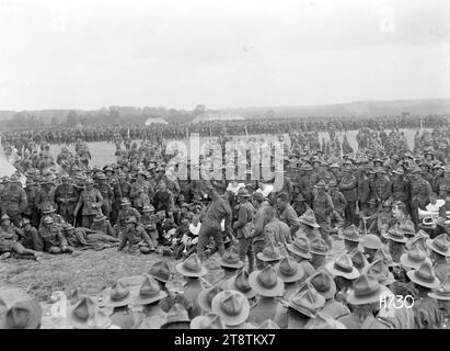 Der Bombenwurf-Wettbewerb der New Zealand Division Sports, Authie, der Bombenwurf-Wettbewerb der New Zealand Division Sports zieht viele Zuschauer an. Ein Teilnehmer bereitet seinen Wurf vor. Fotografiert Authie 23. Juli 1918 Stockfoto