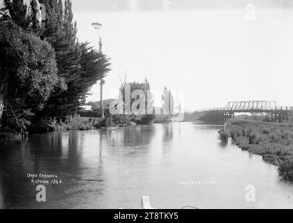 Brücke über den Ohau-Kanal bei Mourea, Rotorua, Blick auf die Brücke bei Mourea, wo sie den Ohau-Kanal überquert, der den Rotorua-See mit dem Rotoiti-See verbindet. Die Marienkirche ist nur hinter Bäumen auf der linken Bank sichtbar, Januar 1908 Stockfoto