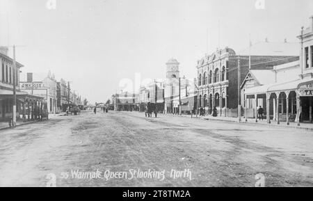 Queen Street, Waimate, Blick nach Norden - Foto von W.G.R, Blick auf Queen Street, Waimate, Blick nach Norden. Der Uhrenturm der Post ist in der Mitte rechts zu sehen, mit Geschäften und Geschäftsgebäuden entlang der Straße auf beiden Seiten. Foto vermutlich von Walter G Russell, Buchhändler und Stationär in Waimate zwischen 1914 und 1918 Stockfoto