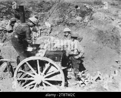 Wellington, New Zealand Regiment Cooer und Männer, innerhalb von 1000 Metern von der Front, Colincamps, Frankreich, Wellington, New Zealand Regiment Cooker, mit Nahrung für Soldaten in den Gräben, innerhalb von 1000 Metern von der Front, Colincamps, Frankreich, 15. April 1918 Stockfoto