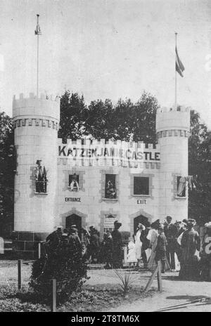 Postkarte. Neuseeland Internationale Ausstellung, 1906-7. Nr. 8 - Schloss Katzenjammer. 1906-1907, zeigt eine Warteschlange, die in der Nähe des Vergnügungsschlosses Katzenjammer steht Stockfoto