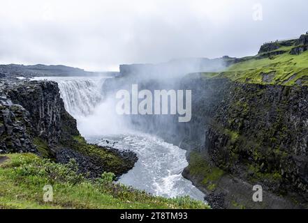Dettifoss-Wasserfall, Vatnajokull-Nationalpark, Nordosten Islands: Dettifoss ist ein Wasserfall im Norden Islands und gilt als zweitstärkster Wasserfall Stockfoto