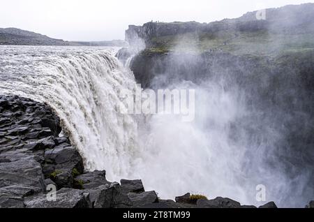 Dettifoss-Wasserfall, Vatnajokull-Nationalpark, Nordosten Islands: Dettifoss ist ein Wasserfall im Norden Islands und gilt als zweitstärkster Wasserfall Stockfoto