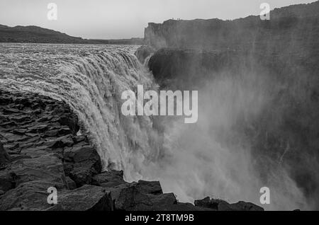 Dettifoss-Wasserfall, Vatnajokull-Nationalpark, Nordosten Islands: Dettifoss ist ein Wasserfall im Norden Islands und gilt als zweitstärkster Wasserfall Stockfoto