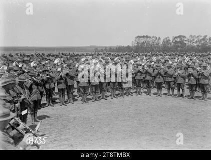 Die Massed Bands spielen beim New Zealand Divisional Band Contest, Frankreich, Eine Vorderansicht der Massed Bands, die am Ende des New Zealand Divisional Band Contest in Authie, Frankreich, während des Ersten Weltkriegs spielten Foto vom 27. Juli 1918 Stockfoto