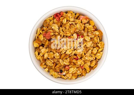 Draufsicht auf knuspriges Müsli in weißer Keramikschale isoliert auf weißem Hintergrund mit Schnittpfad. Stockfoto