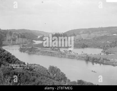 Mahurangi River, Warkworth Gegend, Blick hinunter auf den Mahurangi River und flussaufwärts nach Warkworth. Zwischen 1900-1930 befindet sich ein Boot auf dem Fluss Stockfoto