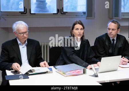 Berlin, Deutschland. November 2023. Jürgen Resch (l-r), Geschäftsführer der Deutschen Umwelthilfe (DUH), Juliane Schütt, Rechtsanwältin, und Tobias Bulling, Rechtsanwalt, sitzen Sie vor Beginn der Verhandlung zu DUH's bahnbrechendem Prozess gegen den US-Internetriesen Meta (Facebook, Instagram) vor dem Bezirksgericht Berlin im Gerichtssaal. Die Klage basiert auf der Androhung von Gewalt und Mord in öffentlichen Facebook-Gruppen. Resch fordert von der Facebook-Muttergesellschaft, bestimmte Gruppen zu schließen, und versucht, dies mit einer Musterklage durchzusetzen. Quelle: Carsten Koall/dpa/Alamy Live News Stockfoto