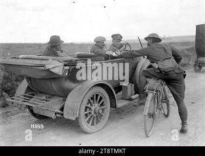 Der neuseeländische Journalist Robert Mundie Hacket hält das Auto an, in dem er fährt, um einen alten Freund zu begrüßen, der Soldat in Frankreich ist. Der Soldat sitzt auf einem Fahrrad. Auf dem Rücksitz sitzt Charles Earle. Foto: Haplincourt am 4. September 1918 Stockfoto