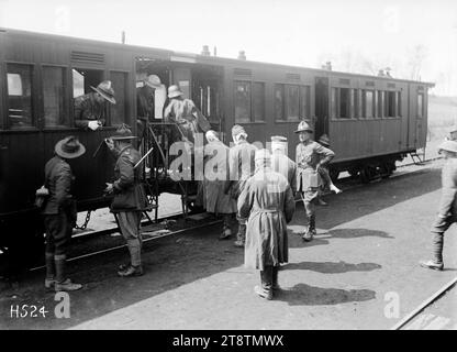 Verletzte deutsche Gefangene in einem Zug, Louvencourt, Frankreich, verletzte deutsche Gefangene in einem Zug unter Aufsicht der neuseeländischen Armee während des Ersten Weltkriegs Foto vom 22. April 1918 Stockfoto
