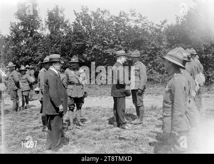 Premierminister William Massey mit einer neuseeländischen Infanterie-Brigade in Louvencourt, Frankreich, spricht Premierminister Massey mit einem Sergeant einer neuseeländischen Infanterie-Brigade, während Soldaten zu sehen sind. Sir Joseph Ward, links, sieht zu. Foto vom 30. Juni 1918 Stockfoto