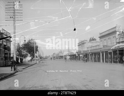 Blick auf Victoria Street, Hamilton, um 1918, Blick auf Victoria Street, Hamilton, um 1918. Diese Daten stammen aus der Tatsache, dass mehrere Unternehmen, die im Bild zu sehen sind, im Jahr 1918 ihre Tätigkeit aufwiesen. Ca. 1910-1930. Das Gebäude Elswick Chambers und die Geschäftsräume von W A Jordan (Friseur) und Richmond J S Gray (Chemiker) sind alle auf der rechten Straßenseite zu sehen Stockfoto