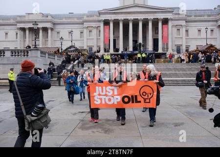 London, Großbritannien. November 2023. Halten Sie einfach die Ölprotestierenden auf dem weg vom Trafalgar Square zum Gipfel von Whitehall auf, wo sie anfangen zu protestieren und verhaftet werden. Quelle: Matthew Chattle/Alamy Live News Stockfoto