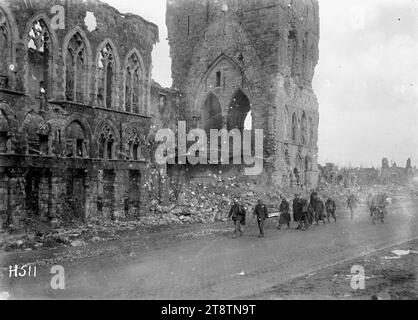 Neuseeländische Soldaten passieren die Ruinen der Tuchhalle in Ypern, Belgien, neuseeländische Soldaten passieren die Ruinen der Tuchhalle in Ypern, Belgien, 4. Oktober 1917 Stockfoto