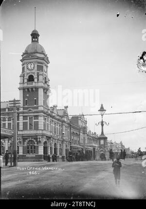 Postamt, Wanganui, Neuseeland, Blick auf die Victoria Avenue, Wanganui, Neuseeland, mit dem Postamt, überragt von einem Uhrenturm, Mitte links, an der Kreuzung mit der Ridgway Street. Mitte rechts der Watt-Brunnen ist in der Mitte der Kreuzung zu sehen. Vor Dezember 1908, als der Brunnen an einen anderen Ort verlegt wurde, um Platz für die neue Straßenbahn zu schaffen, die im Dezember 1908 offiziell eröffnet wurde Stockfoto