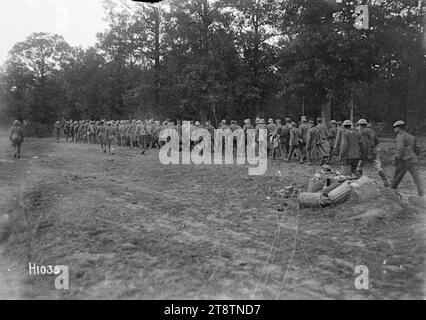 Eine Kolonne deutscher Gefangener, die am Havrincourt Wood vorbeikommen, Eine Kolonne deutscher Kriegsgefangener aus dem Jaeger Regiment, die während des Ersten Weltkriegs am Havrincourt Wood vorbeikamen Sie werden von neuseeländischen Soldaten begleitet. Foto vom 16. September 1918 Stockfoto