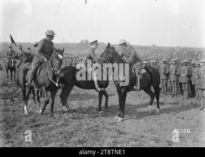 Edward, Prinz von Wales, besuchte die neuseeländische Division in Beauvois, Frankreich während des Ersten Weltkriegs, Edward, Prinz von Wales, besuchte die neuseeländische Division in Beauvois, Frankreich, während des Ersten Weltkriegs Zeigt ihn zu Pferd (Mitte) mit Reihen von Soldaten im Hintergrund. Foto aufgenommen am 14. Oktober 1918 Stockfoto