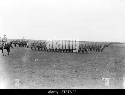 Der britische Oberbefehlshaber überprüft die neuseeländischen Truppen, der britische Oberbefehlshaber, General Haig, überprüft die Vergangenheit neuseeländischer Truppen im französischen Lumbres-Gebiet. Haig und andere Offiziere befinden sich im Hintergrund links von den Vormarschlinien. Foto vom 14. September 1917 Stockfoto