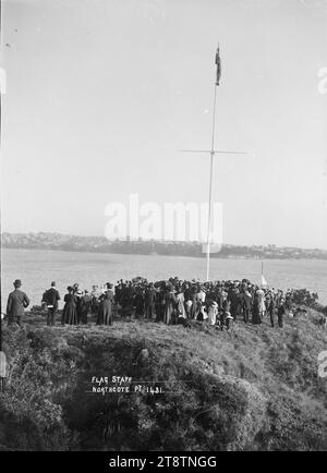 Die Menschenmenge versammelte sich um den flagstaff in Northcote, Auckland, Neuseeland, Blick vom Northcote Point, Northcote, Auckland, Neuseeland, mit Blick über den Waitemata Harbour in Richtung St Mary's Bay und Herne Bay. Eine Menschenmenge versammelt sich um einen Fahnenmast (mit Fähnrich) im Vordergrund., um 1909 Stockfoto