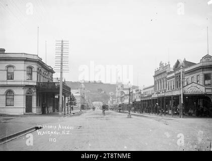 Blick auf die Victoria Avenue, Wanganui, Neuseeland, Blick auf die Victoria Avenue, Wanganui, Neuseeland. Der Uhrturm der Post ist in der Mitte rechts zu sehen und die Straße ist von Geschäften gesäumt. Perrett & Sons Shop (City Metzger) befindet sich an der Ecke Victoria Street und Maria Place (Mitte rechts) Stockfoto