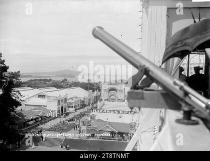 Blick auf das Wunderland vom Exhibition Tower, Auckland, Neuseeland Ausstellung, Auckland, Neuseeland Domain, Blick auf den Eingang zum Wonderland vom Exhibition Tower. Das Ausstellungsgebäude für Fine Art und die Hazard's Rifle Range sind in unmittelbarer Nähe zu sehen. Im unmittelbaren Vordergrund befindet sich das Fass eines Teleskops, das auf dem Ausstellungsturm aufgestellt ist. In der Ferne kann man Parnell und North Head mit Rangitoto Island am Horizont sehen. P, 1. Januar 1914 auf der Auckland, New Zealand Exhibition, Auckland, Neuseeland Domain Stockfoto