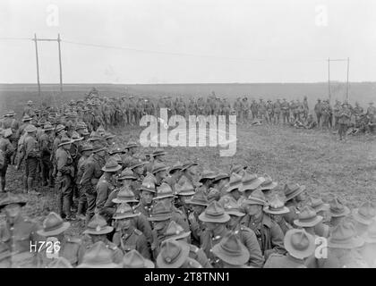 Das Ziel für den Bombenwurf-Wettkampf bei der New Zealand Division Sports, Authie, 1. Weltkrieg, das Ziel für den Bombenwurf-Wettkampf bei der New Zealand Division Sports markierte am Boden. Die Zuschauer versammeln sich in der Nähe. Fotografiert Authie, Frankreich 23. Juli 1918 Stockfoto