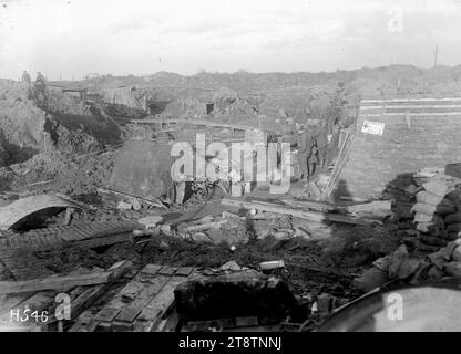 Ein Hauptquartier der neuseeländischen Brigade am Hooge-Krater, 1. Weltkrieg, Eine allgemeine Ansicht des Hauptquartiers einer neuseeländischen Brigade am Hooge-Krater auf dem Ypern, das im Ersten Weltkrieg präsent war Zeigt die umfangreiche Nutzung von Holzrinnenwegen sowie die Sandsäcke von Wänden. Ein Stapel von Bahren ist mit einer Plane bedeckt. Foto vom 27. November 1918 Stockfoto