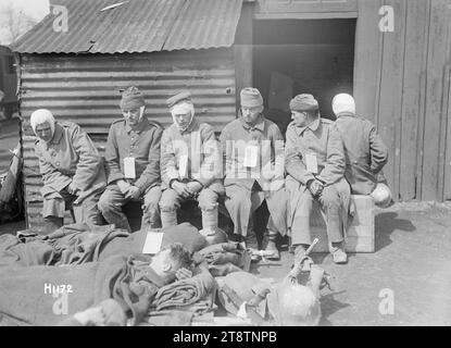 Verwundete deutsche Gefangene in Louvencourt, Frankreich, während des Ersten Weltkriegs, verwundete deutsche Gefangene in einer neuseeländischen Vernichtungsstation in Louvencourt Mit ihren Wunden verbündet sitzen sie und warten auf die Evakuierung. Zwei liegen auf Bahren. Foto vom 22. April 1918 Stockfoto