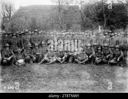 Soldaten eines Wellington, Neuseeland Regiments posieren in Frankreich, Soldaten der Wellington, New Zealand West Coast Company?, Wellington, New Zealand Regiment, 1st Brigade posieren für ein Gruppenporträt in Bayenghem, Frankreich. Foto vom 8. November 1917 Stockfoto