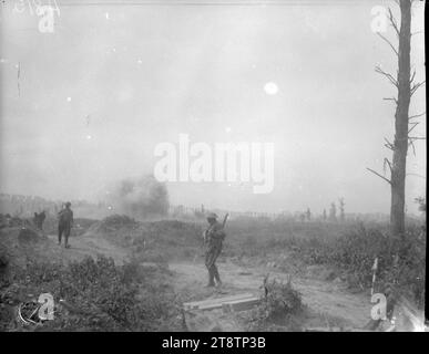 Eine Granate platzt in der Nähe von neuseeländischen Truppen, Bailleul, 1. Weltkrieg, Eine Granate platzt in der Nähe von neuseeländischen Soldaten während der Schlacht von Messines Ridge im Ersten Weltkrieg Foto in der Nähe von Bailleul, Frankreich, 14. Juni 1917 Stockfoto