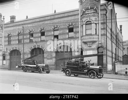 City Fire Brigade Station, Auckland, Neuseeland mit Feuerwehrfahrzeugen, die draußen geparkt sind, Blick auf die City Fire Brigade Station. Am Straßenrand vor der Station stehen zwei Feuerwehrlokomotiven der Auckland, New Zealand Fire Brigade, CA 1920 Stockfoto