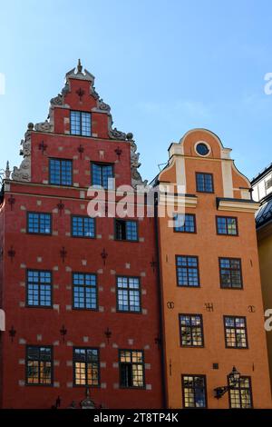 Stockholm, Schweden. Berühmte Alte Farbenfrohe Häuser Auf Dem Old Square Stortorget In Gamla Stan Stockfoto