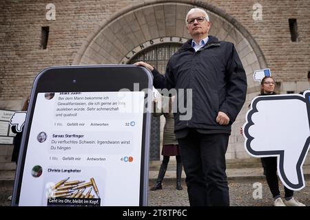 Berlin, Deutschland. November 2023. Jürgen Resch, Geschäftsführer der Deutschen Umwelthilfe (DUH), steht vor dem Landgericht Berlin vor dem Beginn der Verhandlung zu DUH's wegweisendem Verfahren gegen den US-Internetriesen Meta (Facebook, Instagram) vor dem Landgericht Berlin. Die Klage basiert auf der Androhung von Gewalt und Mord in öffentlichen Facebook-Gruppen. Resch fordert von der Facebook-Muttergesellschaft, bestimmte Gruppen zu schließen, und versucht, dies mit einer Musterklage durchzusetzen. Quelle: Carsten Koall/dpa/Alamy Live News Stockfoto