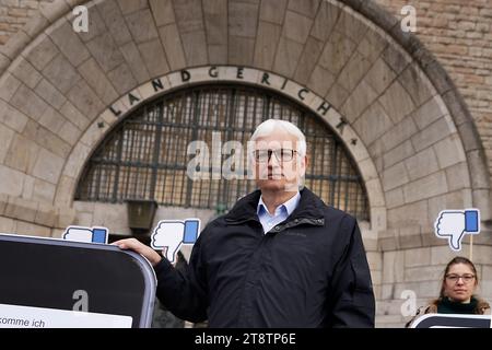 Berlin, Deutschland. November 2023. Jürgen Resch, Geschäftsführer der Deutschen Umwelthilfe (DUH), steht vor dem Landgericht Berlin vor dem Beginn der Verhandlung zu DUH's wegweisendem Verfahren gegen den US-Internetriesen Meta (Facebook, Instagram) vor dem Landgericht Berlin. Die Klage basiert auf der Androhung von Gewalt und Mord in öffentlichen Facebook-Gruppen. Resch fordert von der Facebook-Muttergesellschaft, bestimmte Gruppen zu schließen, und versucht, dies mit einer Musterklage durchzusetzen. Quelle: Carsten Koall/dpa/Alamy Live News Stockfoto