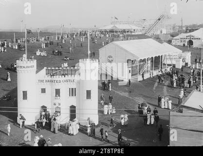 Blick auf das Wunderland mit Haunted Castle und Roller Coaster, Auckland, Neuseeland Ausstellung, Auckland, Neuseeland Domain, Blick auf die Auckland, Neuseeland-Ausstellung mit Wonderland Haunted Castle im Vordergrund. In der Nähe befinden sich die Sideshow "Rainbow Jack, the Tattoo man" und das Royal Hippodrome. In der Entfernung befindet sich die Achterbahn in Abbildung 8. Der Mount Hobson ist in der Ferne zu sehen. CA. Dezember 1913 auf der Auckland, Neuseeland Ausstellung, Auckland, Neuseeland Domain Stockfoto