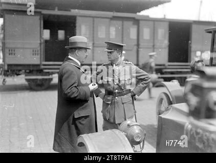 Joseph Ward im Ankunftshafen Boulogne, Frankreich, erster Weltkrieg, Finanzminister und stellvertretender Premierminister Sir Joseph Ward am Kai im Hafen von Boulogne nach der Ankunft, um mit Premierminister William Massey einen offiziellen Besuch bei den neuseeländischen Truppen in Frankreich zu beginnen. Ward spricht mit einem Offizier der Armee. Foto vom 29. Juni 1918 Stockfoto