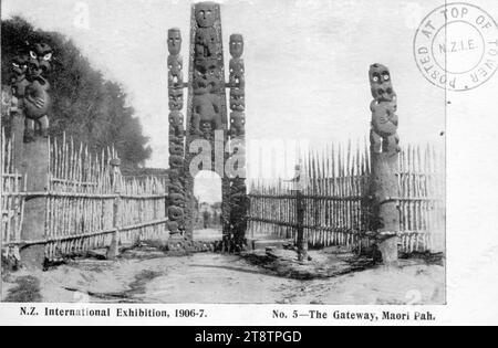 Postkarte. Neuseeland Internationale Ausstellung, 1906-7. Nr. 5 - Das Gateway, Maori Pah. 1906 zeigt ein hoch geschnitztes Maori-Tor zwischen zwei langen Zäunen mit geschärften Stäben. An den Seiten befinden sich Stangen mit geschnitzten Oberteilen Stockfoto