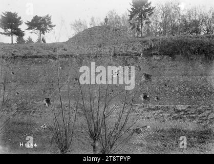 Mauern von Le Quesnoy, Mauern von Le Quesnoy, die von neuseeländischen Truppen hochgestuft wurden, als sie die Stadt von deutschen Truppen eroberten. Foto, aufgenommen um Ende November 1918 Stockfoto