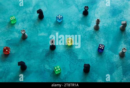 Schachfiguren und bunte Würfel auf blauem Aquarellhintergrund Stockfoto