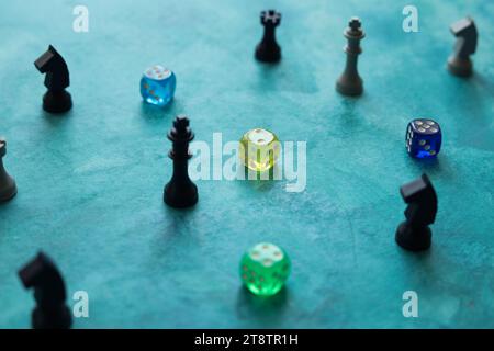 Schachfiguren und bunte Würfel auf blauem Aquarellhintergrund Stockfoto