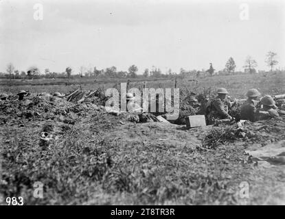 Ein Wellington, Neuseeland-Regiment, das in einem Graben wartet, um Bapaume zu betreten, Ein Wellington, Neuseeland-Regiment, Das während der Schlacht von Bapaume im Ersten Weltkrieg in einem Graben wartet, bevor es in die Stadt eindringt. Blick von hinten auf die Soldaten, die über ein Feld in Richtung Bapaume blicken. Foto vom 29. August 1918 Stockfoto