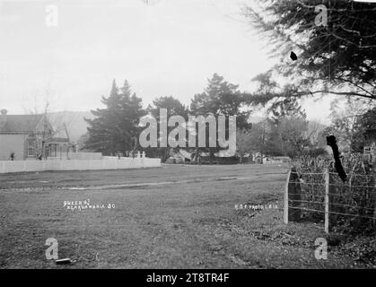 Queen Street, Ngaruawahia, Neuseeland, 1910 - Foto von Robert Stanley Fleming, Blick auf die Great South Road, die Hauptstraße durch Ngaruawahia, Neuseeland mit der Eisenbahnlinie auf der rechten Seite und eine Reihe von Geschäften auf der linken Straßenseite. Foto von R.S.F. (wahrscheinlich Robert Stanley Fleming, Lagerhalter in Ngaruawahia, Neuseeland) Stockfoto