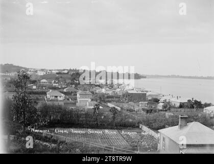 Blick auf Northcote, Auckland, Neuseeland Blick in Richtung Sulphur Beach, Blick von der Princes Street auf Häuser in Tennyson Road und Nelson Avenue, Sulphur Beach (rechts). Aufgenommen um 1910 von Auckland, Neuseeland Stockfoto