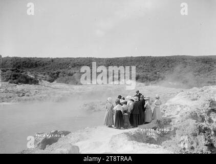 Tikitere, Rotorua County, Blick auf das Thermalgebiet von Tikitere, mit einer geführten Gruppe von Besuchern, die die Thermalaktivität im Jahr 1908 beobachteten Stockfoto